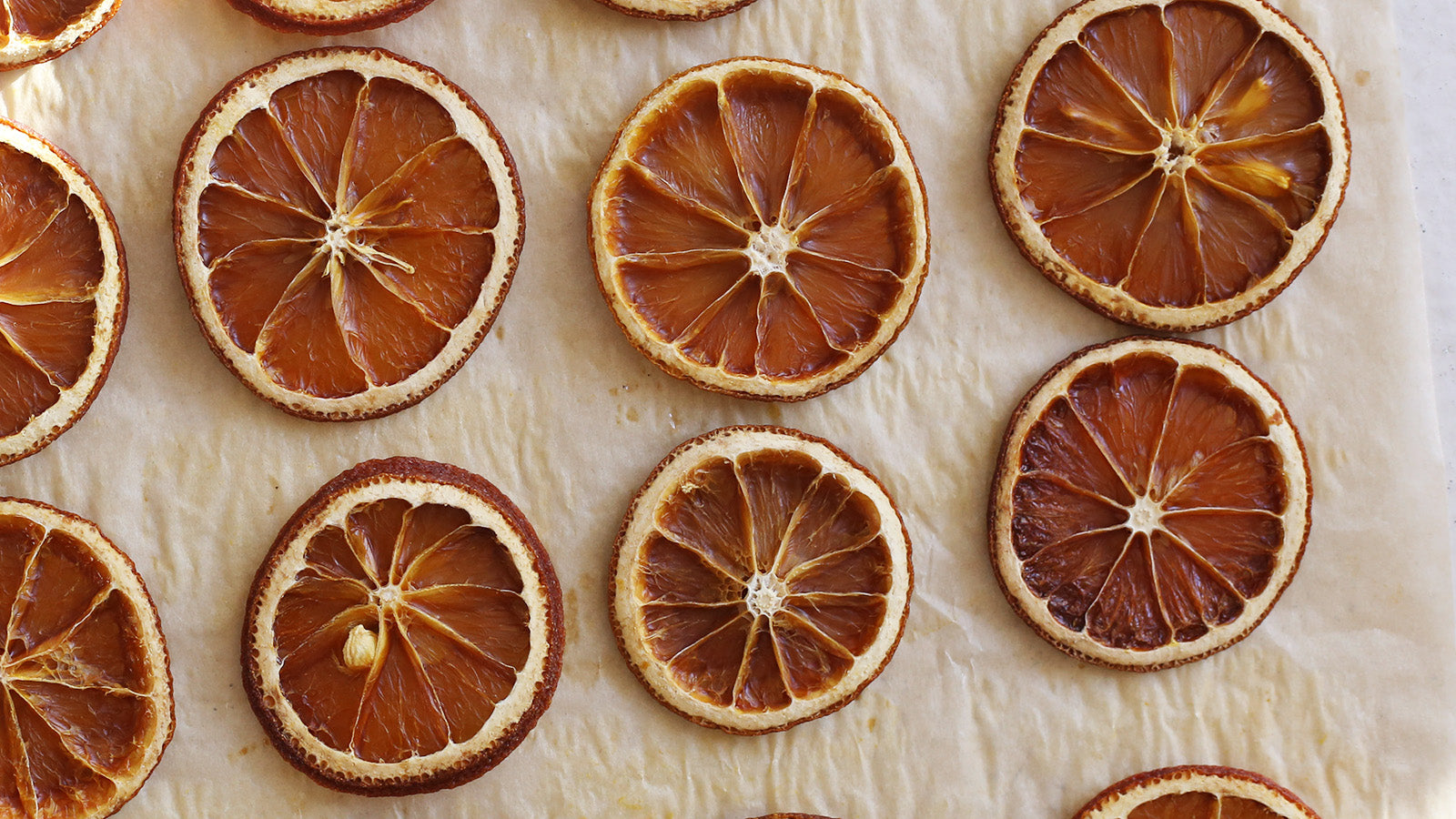 DIY: cosy Christmas garland with dried oranges