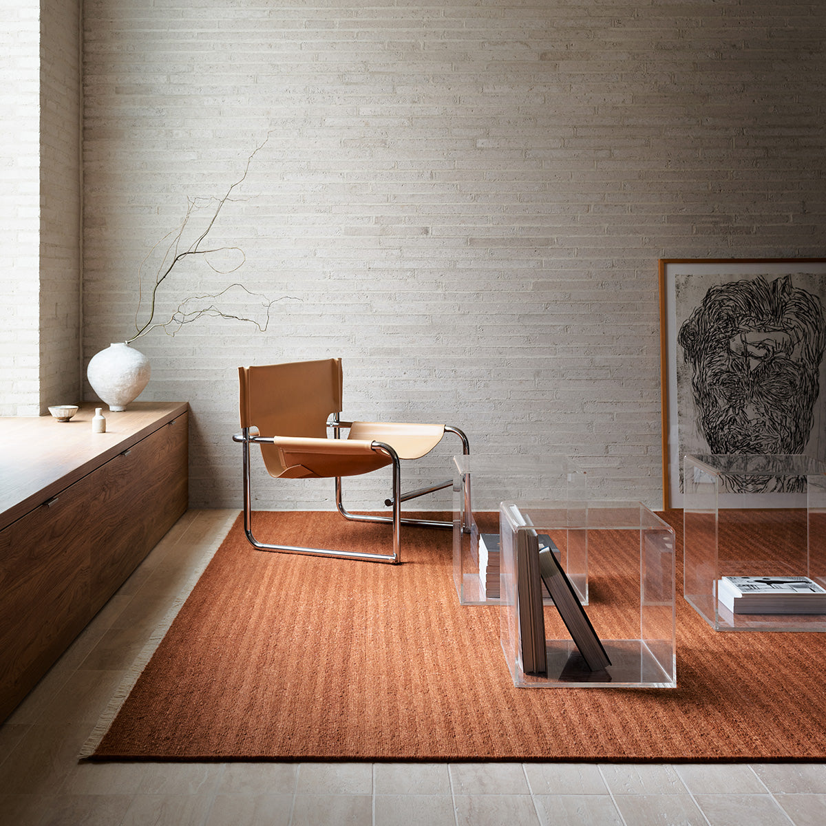 Cable vloerkleed van Armadillo, handgeweven van een luxe mix van Italiaanse en Argentijnse wol, met een chevronpatroon gecreëerd door een traditionele soumak-weeftechniek, afgewerkt met fijne katoenen franjes, verkrijgbaar in kleuren zoals Calico, Chambray, Seed, Jade en Bisque, en maten variërend van 1,7 x 2,4m tot 3 x 4m.