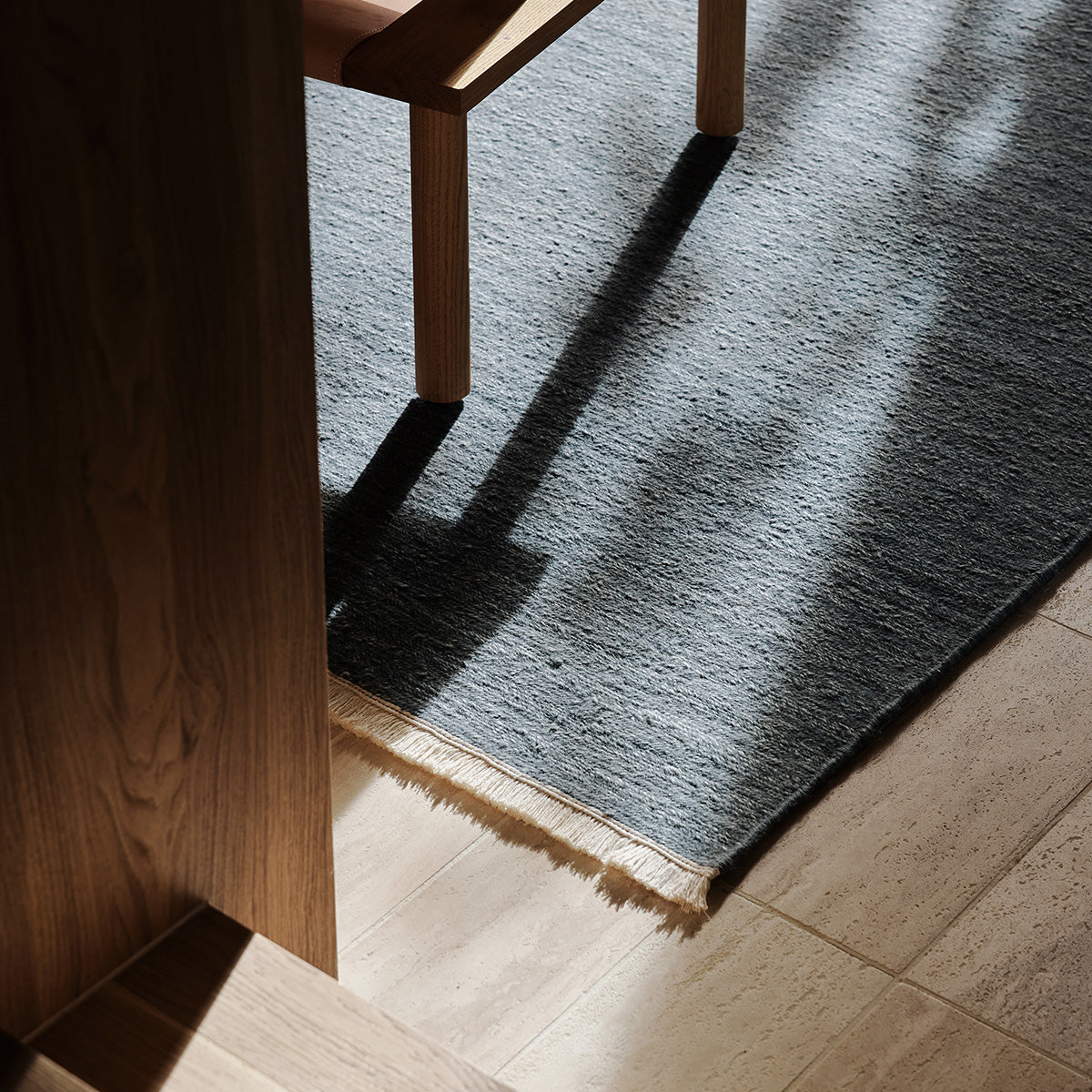 Cable vloerkleed van Armadillo, handgeweven van een luxe mix van Italiaanse en Argentijnse wol, met een chevronpatroon gecreëerd door een traditionele soumak-weeftechniek, afgewerkt met fijne katoenen franjes, verkrijgbaar in kleuren zoals Calico, Chambray, Seed, Jade en Bisque, en maten variërend van 1,7 x 2,4m tot 3 x 4m.