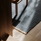 Cable vloerkleed van Armadillo, handgeweven van een luxe mix van Italiaanse en Argentijnse wol, met een chevronpatroon gecreëerd door een traditionele soumak-weeftechniek, afgewerkt met fijne katoenen franjes, verkrijgbaar in kleuren zoals Calico, Chambray, Seed, Jade en Bisque, en maten variërend van 1,7 x 2,4m tot 3 x 4m.