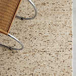 Faroe vloerkleed van Armadillo, met de hand geknoopt van ongeverfde Europese wol volgens een Indo-Nepalese techniek, met een kunstzinnig grof weefsel dat doet denken aan knus breiwerk, verkrijgbaar in de kleur Foal, met een weelderige, textuurrijke pool die warmte en karakter toevoegt aan interieurs.