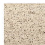 Faroe vloerkleed van Armadillo, met de hand geknoopt van ongeverfde Europese wol volgens een Indo-Nepalese techniek, met een kunstzinnig grof weefsel dat doet denken aan knus breiwerk, verkrijgbaar in de kleur Foal, met een weelderige, textuurrijke pool die warmte en karakter toevoegt aan interieurs.