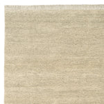 Mojave vloerkleed van Armadillo, met de hand geknoopt van 100% natuurlijke jute volgens een Indo-Nepalese Tibetaanse weeftechniek, verkrijgbaar in Cashew, Laurel Green en Natural kleuren, met een unieke textuur die warmte en karakter aan interieurs toevoegt.