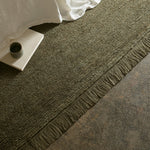 Mojave vloerkleed van Armadillo, met de hand geknoopt van 100% natuurlijke jute volgens een Indo-Nepalese Tibetaanse weeftechniek, verkrijgbaar in Cashew, Laurel Green en Natural kleuren, met een unieke textuur die warmte en karakter aan interieurs toevoegt.