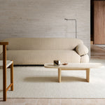 Pebble vloerkleed van Armadillo, met de hand geknoopt van ongeverfde Europese wol volgens een Indo-Nepalese techniek, met een kunstzinnig grof weefsel dat doet denken aan knus breiwerk, verkrijgbaar in de kleur Foal, met een weelderige, textuurrijke pool die warmte en karakter toevoegt aan interieurs.