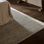 Thatch vloerkleed van Armadillo, met de hand geknoopt met een lichte pool van verfijnde Perzische knopen, verkrijgbaar in vier minerale tinten—Concrete, Dew, Marsh en Pink Salt—en diverse maten, vervaardigd uit 100% wol met een 100% katoenen inslag en ketting, met een industriële maar elegante uitstraling.