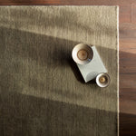 Thatch vloerkleed van Armadillo, met de hand geknoopt met een lichte pool van verfijnde Perzische knopen, verkrijgbaar in vier minerale tinten—Concrete, Dew, Marsh en Pink Salt—en diverse maten, vervaardigd uit 100% wol met een 100% katoenen inslag en ketting, met een industriële maar elegante uitstraling.