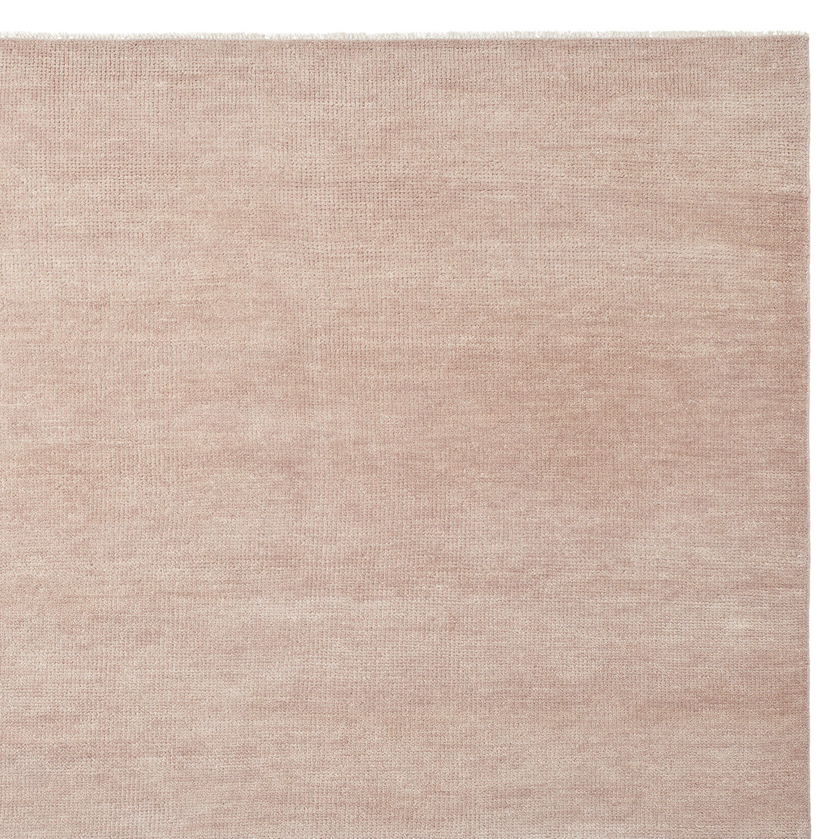Thatch vloerkleed van Armadillo, met de hand geknoopt met een lichte pool van verfijnde Perzische knopen, verkrijgbaar in vier minerale tinten—Concrete, Dew, Marsh en Pink Salt—en diverse maten, vervaardigd uit 100% wol met een 100% katoenen inslag en ketting, met een industriële maar elegante uitstraling.