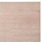 Thatch vloerkleed van Armadillo, met de hand geknoopt met een lichte pool van verfijnde Perzische knopen, verkrijgbaar in vier minerale tinten—Concrete, Dew, Marsh en Pink Salt—en diverse maten, vervaardigd uit 100% wol met een 100% katoenen inslag en ketting, met een industriële maar elegante uitstraling.