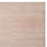 Thatch vloerkleed van Armadillo, met de hand geknoopt met een lichte pool van verfijnde Perzische knopen, verkrijgbaar in vier minerale tinten—Concrete, Dew, Marsh en Pink Salt—en diverse maten, vervaardigd uit 100% wol met een 100% katoenen inslag en ketting, met een industriële maar elegante uitstraling.