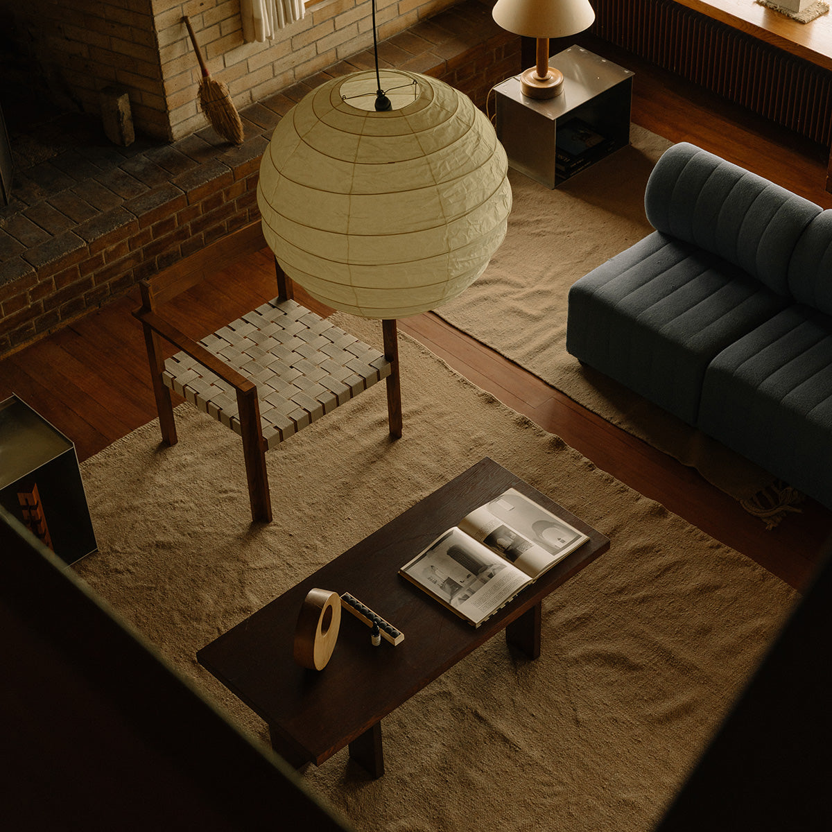 Symmetry fauteuil van natuurlijk geolied essenhout met een comfortabele zit van licht linnenblend textiel, met een open, minimalistisch frame en Scandinavische uitstraling.