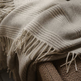 Alpaca Stripes Plaid van By Mölle – 100% alpaca wol geweven op een ivoorwitte basis met zwarte strepen. Handgemaakt door een familiebedrijf in Ierland, dit plaid is ongelooflijk warm zonder zwaar te zijn. Perfect om je op koude winterdagen lekker op te warmen.