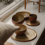 Handgedraaid pastabord van By Mölle – 20 cm diameter, 4,5 cm hoogte, vervaardigd uit steengoed met een matte glazuur gemaakt van pigmenten afkomstig uit IJssel-klei, met unieke texturen en kleuren gevormd door de rivier en het omliggende landscha