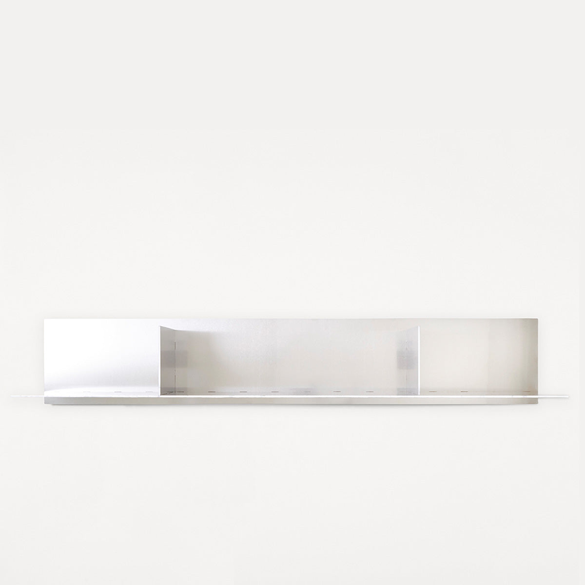 Frama Rivet Shelf van Jonas Trampedach, handgemaakt van onbehandeld aluminium met een traditionele klinktechniek, voorzien van een minimalistisch ontwerp met compartimenten voor opslag en presentatie, geschikt voor zowel binnen- als buitengebruik.
