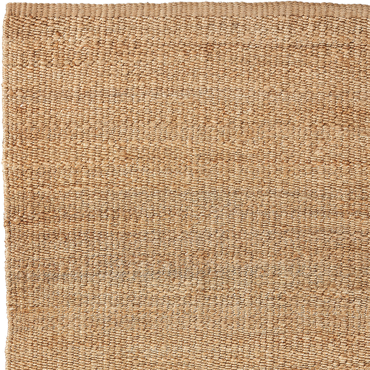 Nest vloerkleed van Armadillo, handgeweven van 100% natuurlijke jute met zorgvuldig afgewerkte uiteinden, verkrijgbaar in de kleuren Natural en Charcoal, biedt een minimalistisch ontwerp dat warmte en textuur toevoegt aan woonruimtes.