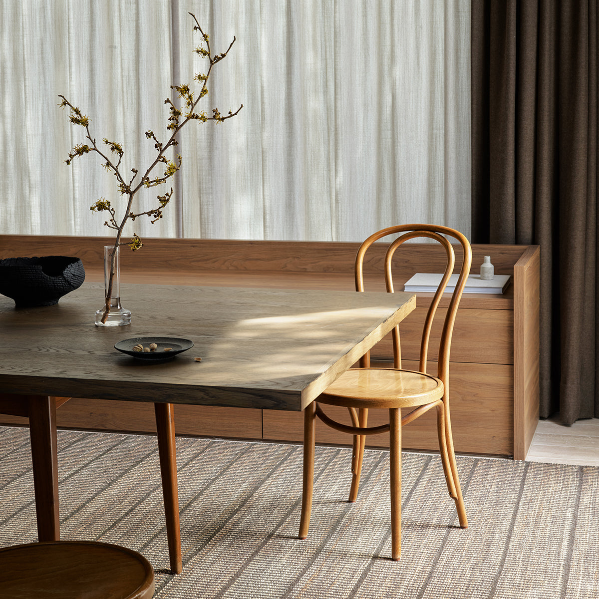Trellis vloerkleed van Armadillo, handgeweven van een mix van wol en jute, met gelijkmatige strepen in kleurcombinaties zoals Natural & White, Natural & Bison en Natural & Sandstone, een eigentijdse interpretatie van traditionele Marokkaanse Tuareg-ontwerpen.