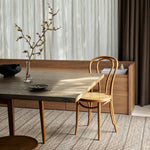 Trellis vloerkleed van Armadillo, handgeweven van een mix van wol en jute, met gelijkmatige strepen in kleurcombinaties zoals Natural & White, Natural & Bison en Natural & Sandstone, een eigentijdse interpretatie van traditionele Marokkaanse Tuareg-ontwerpen.