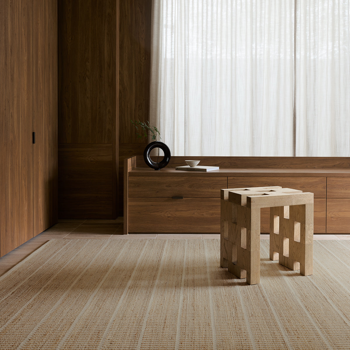 Trellis vloerkleed van Armadillo, handgeweven van een mix van wol en jute, met gelijkmatige strepen in kleurcombinaties zoals Natural & White, Natural & Bison en Natural & Sandstone, een eigentijdse interpretatie van traditionele Marokkaanse Tuareg-ontwerpen.