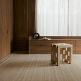 Trellis vloerkleed van Armadillo, handgeweven van een mix van wol en jute, met gelijkmatige strepen in kleurcombinaties zoals Natural & White, Natural & Bison en Natural & Sandstone, een eigentijdse interpretatie van traditionele Marokkaanse Tuareg-ontwerpen.