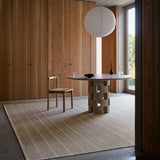 Trellis vloerkleed van Armadillo, handgeweven van natuurlijke materialen in de kleur Natural & White, met een minimalistisch ontwerp en subtiele textuur die warmte en elegantie toevoegt aan elk interieur.