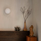 TR Bulb Wandlamp van Audo Copenhagen – Ontworpen door Tim Rundle, deze minimalistische wandlamp beschikt over een dimbare LED-lamp omhuld door een handgeblazen opaal glazen diffuser, gemonteerd op een slanke metalen beugel. Verkrijgbaar in afwerkingen zoals mat zwart, gepolijst staal en geborsteld messing, en biedt zachte, sfeervolle verlichting die geschikt is voor diverse interieurstijlen.