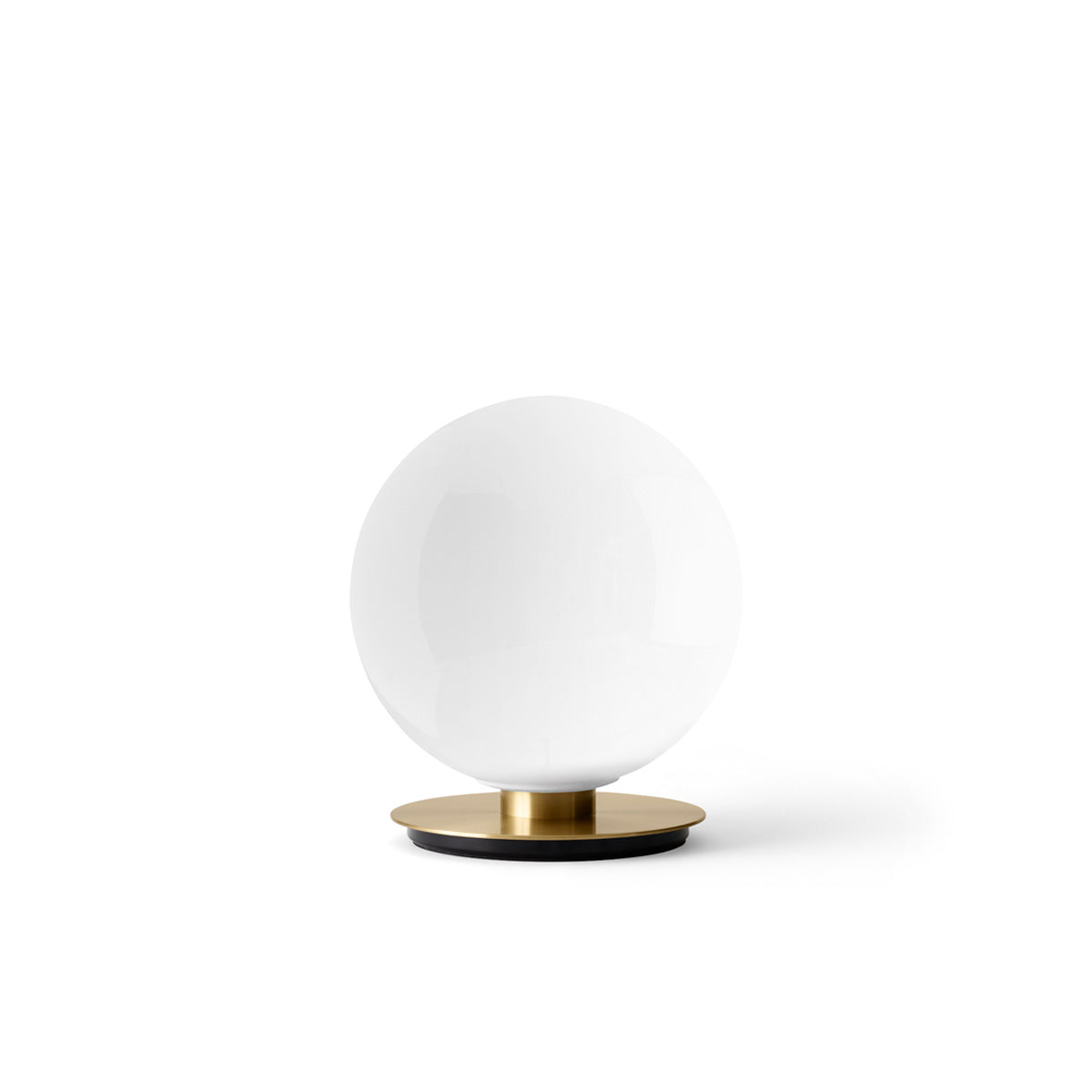TR Bulb Wandlamp van Audo Copenhagen – Ontworpen door Tim Rundle, deze minimalistische wandlamp beschikt over een dimbare LED-lamp omhuld door een handgeblazen opaal glazen diffuser, gemonteerd op een slanke metalen beugel. Verkrijgbaar in afwerkingen zoals mat zwart, gepolijst staal en geborsteld messing, en biedt zachte, sfeervolle verlichting die geschikt is voor diverse interieurstijlen.
