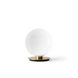 TR Bulb Wandlamp van Audo Copenhagen – Ontworpen door Tim Rundle, deze minimalistische wandlamp beschikt over een dimbare LED-lamp omhuld door een handgeblazen opaal glazen diffuser, gemonteerd op een slanke metalen beugel. Verkrijgbaar in afwerkingen zoals mat zwart, gepolijst staal en geborsteld messing, en biedt zachte, sfeervolle verlichting die geschikt is voor diverse interieurstijlen.