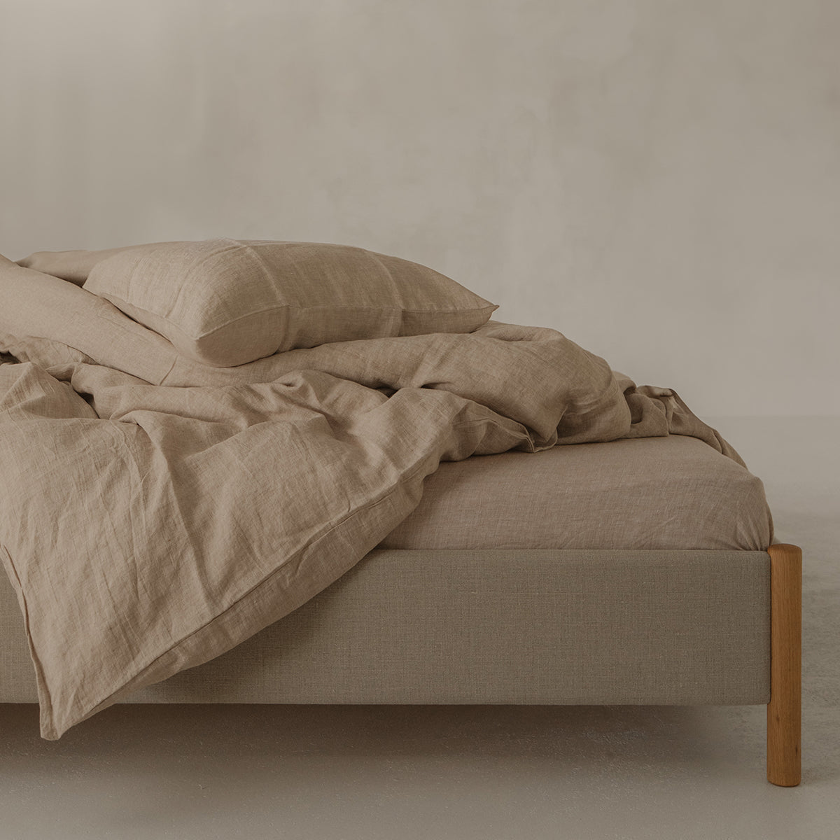 Linnen dekbedovertrek in de kleur Clay van By Mölle, vervaardigd uit 100% voorgewassen Europees vlaslinnen. De lichte, aardse tint ontstaat door chambray-weving. Deze ademende en hypoallergene stof biedt het hele jaar door comfort en is verkrijgbaar met houten knopen of een instopstrook.