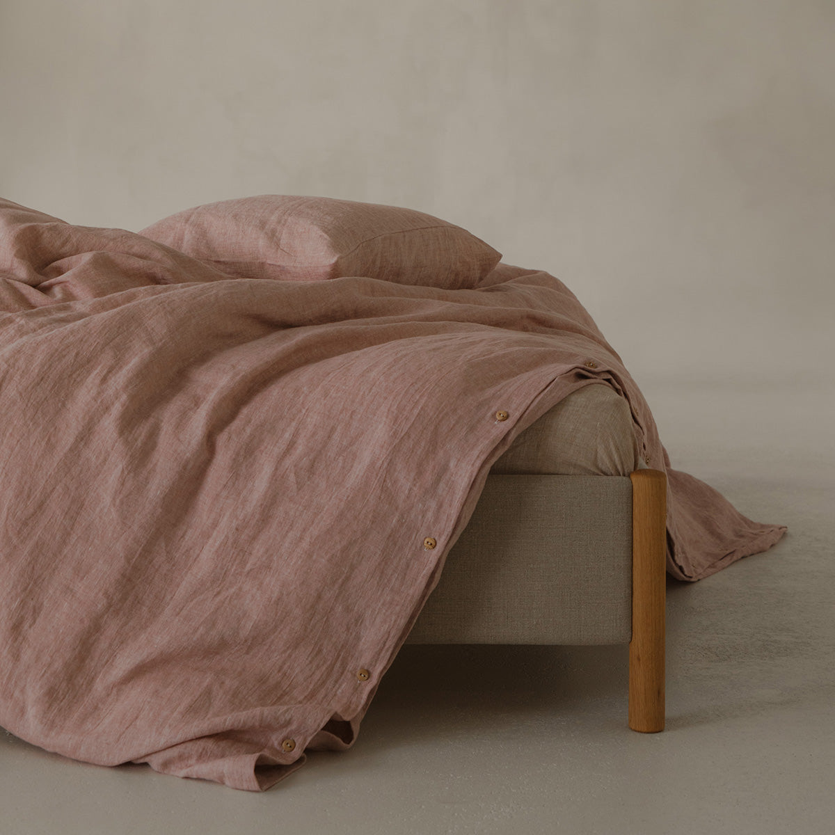 Linnen dekbedovertrek en kussensloop in de kleur pink salt, op maat gemaakt in ons atelier