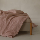 Linnen dekbedovertrek en kussensloop in de kleur pink salt, op maat gemaakt in ons atelier