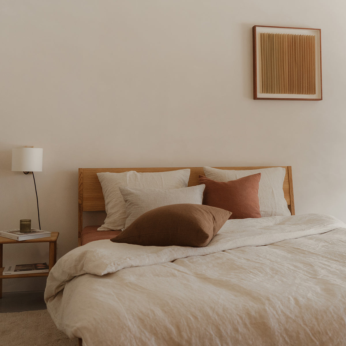 Linnen dekbedovertrek in de kleur Sea Shell van By Mölle, vervaardigd uit 100% voorgewassen Europees vlaslinnen. De zachte beige en offwhite chambray-weving biedt ademend en hypoallergeen comfort, het hele jaar door. Verkrijgbaar met houten knopen of een instopstrook. Handgemaakt in Nederland met respect voor de aarde.