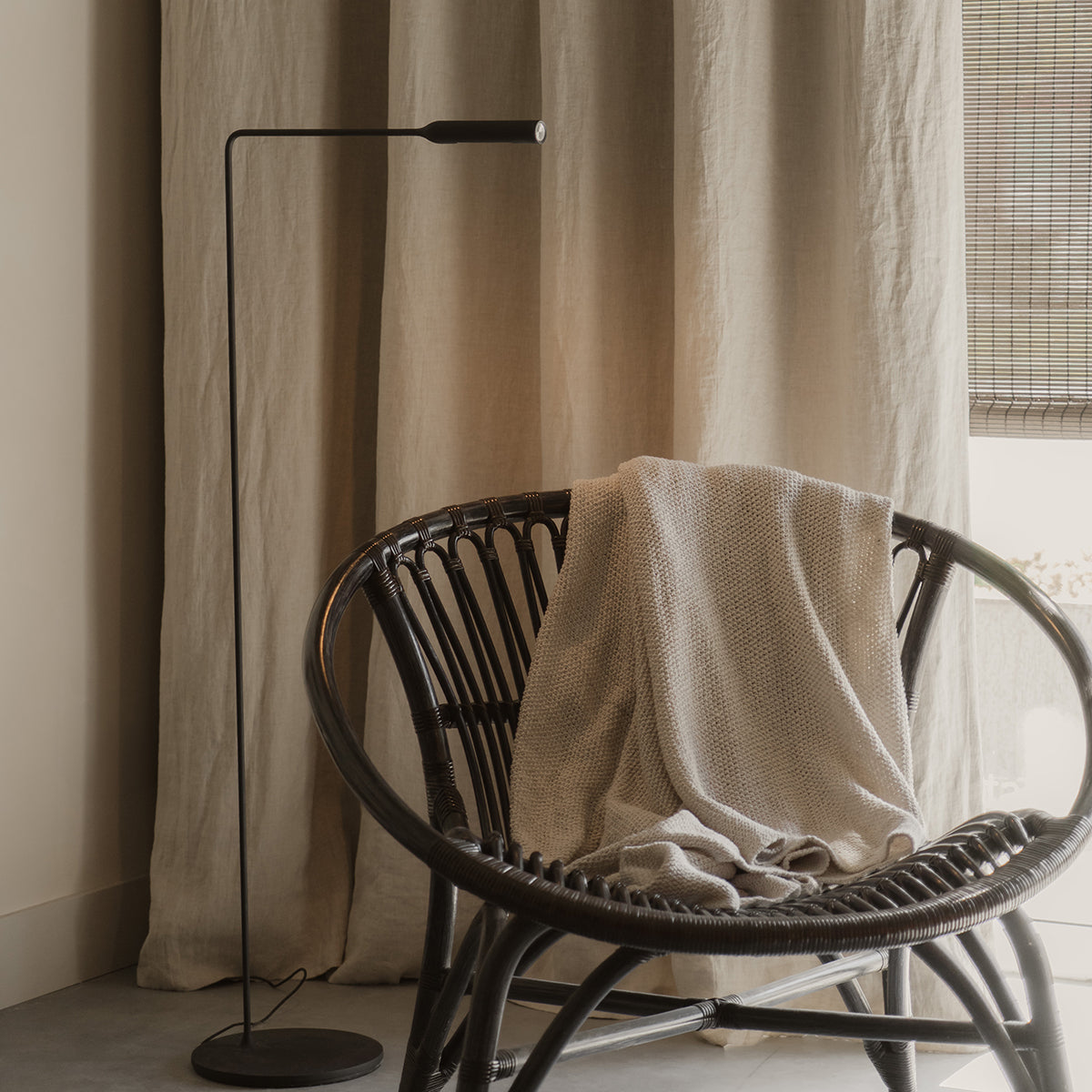 De CL320 easy chair, gepresenteerd in het atelier van By Mölle. Een mooie combinatie van traditioneel vakmanschap en natuurlijke materialen met een relaxte, vintage look. Yuzuru Yamakawa ontwerpt en werkt al meer dan 40 jaar met fijn geweven rotan.