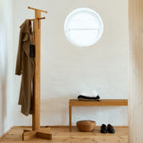 Foyer coat stand van het Deense design label Form & Refine, context foto