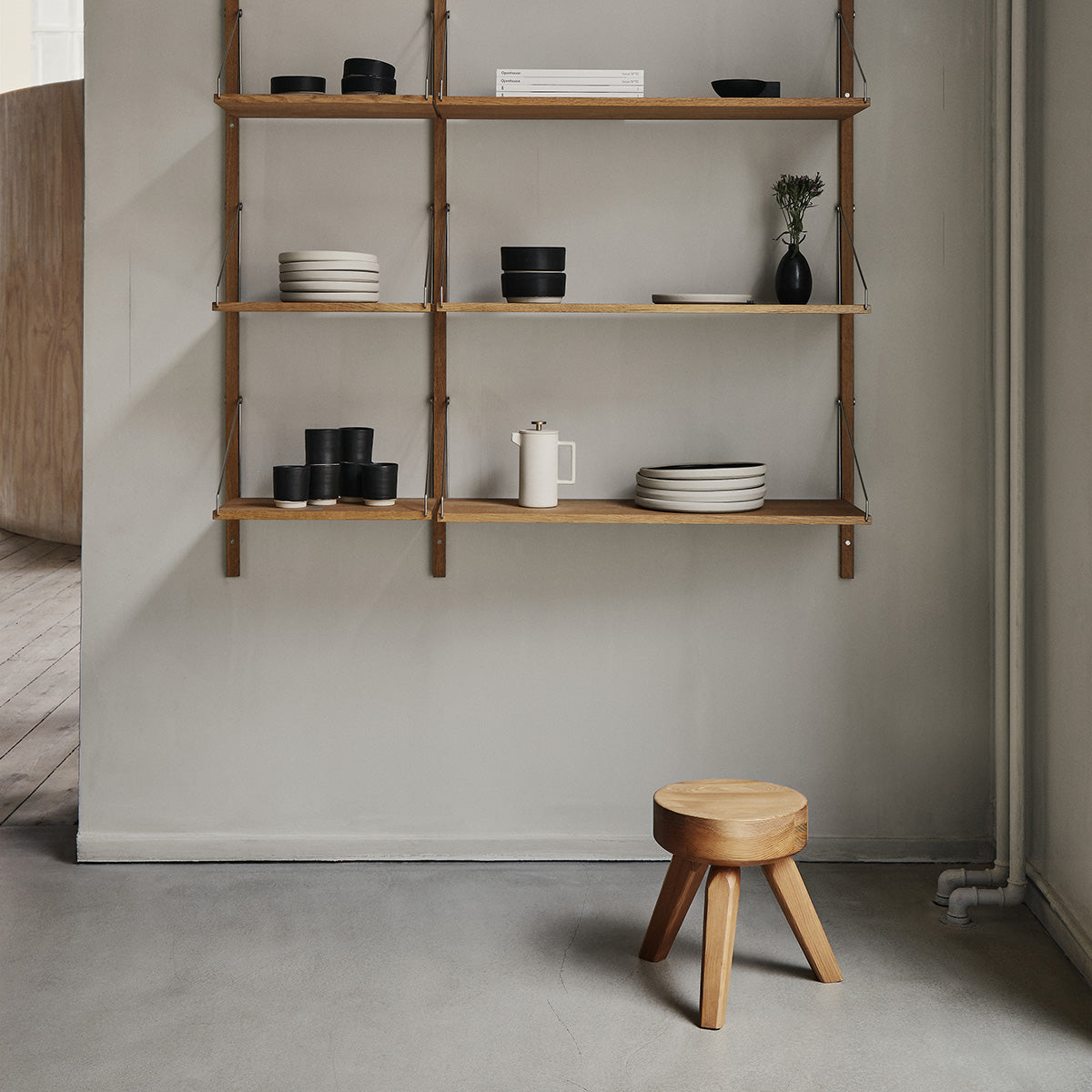 Frama AML stool pine met Frama shelving system op de achtergrond