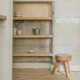 Frama AML stool pine in een setting met een voorraad kast