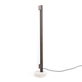 Eiffel Vloerlamp van Frama met een minimalistisch ontwerp, roestvrijstalen frame, opaalglazen LED-buis en een natuurstenen voet, biedt dimbaar sfeerverlichting geschikt voor diverse interieurinstellingen.