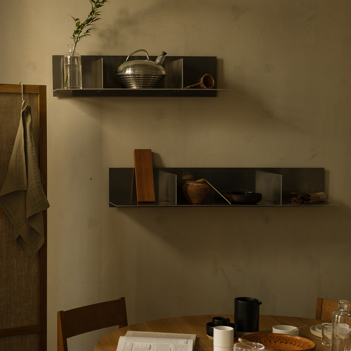 Frama Rivet Shelf van Jonas Trampedach, handgemaakt van onbehandeld aluminium met een traditionele klinktechniek, voorzien van een minimalistisch ontwerp met compartimenten voor opslag en presentatie, geschikt voor zowel binnen- als buitengebruik.