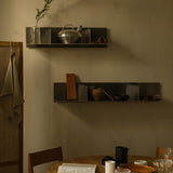 Frama Rivet Shelf van Jonas Trampedach, handgemaakt van onbehandeld aluminium met een traditionele klinktechniek, voorzien van een minimalistisch ontwerp met compartimenten voor opslag en presentatie, geschikt voor zowel binnen- als buitengebruik.