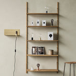 Frama Shelf Library wandrek in natural oak met metalen beugels, verstelbare planken en wandmontage.
