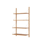 Frama Shelf Library wandrek in natural oak met metalen beugels, verstelbare planken en wandmontage.