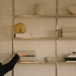 Frama Shelf Library Double Section wandrek met verstelbare planken en metalen beugels, geschikt voor wandmontage. In de kleur stainless steel.