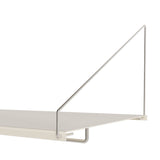 Frama Shelf Library wandrek warm white steel met metalen beugels, verstelbare planken en wandmontage.
