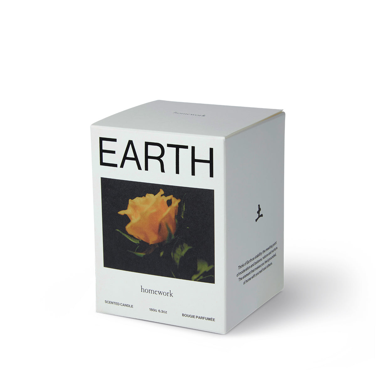 Homework Earth Geurkaars – 180g – Een 100% natuurlijke kaars, handgemaakt in het VK, met een zijdezacht mengsel van koolzaad- en kokoswas. Geparfumeerd met verantwoord verkregen etherische oliën, biedt deze kaars een geurprofiel van bloemig, aarde, specerij en musk. Geplaatst in een glazen pot met deksel die na gebruik hergebruikt kan worden. Palmvrij en veganistisch. Brandduur: 35–40 uur.