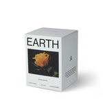 Homework Earth Geurkaars – 180g – Een 100% natuurlijke kaars, handgemaakt in het VK, met een zijdezacht mengsel van koolzaad- en kokoswas. Geparfumeerd met verantwoord verkregen etherische oliën, biedt deze kaars een geurprofiel van bloemig, aarde, specerij en musk. Geplaatst in een glazen pot met deksel die na gebruik hergebruikt kan worden. Palmvrij en veganistisch. Brandduur: 35–40 uur.
