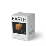Homework Earth Geurkaars – 180g – Een 100% natuurlijke kaars, handgemaakt in het VK, met een zijdezacht mengsel van koolzaad- en kokoswas. Geparfumeerd met verantwoord verkregen etherische oliën, biedt deze kaars een geurprofiel van bloemig, aarde, specerij en musk. Geplaatst in een glazen pot met deksel die na gebruik hergebruikt kan worden. Palmvrij en veganistisch. Brandduur: 35–40 uur.