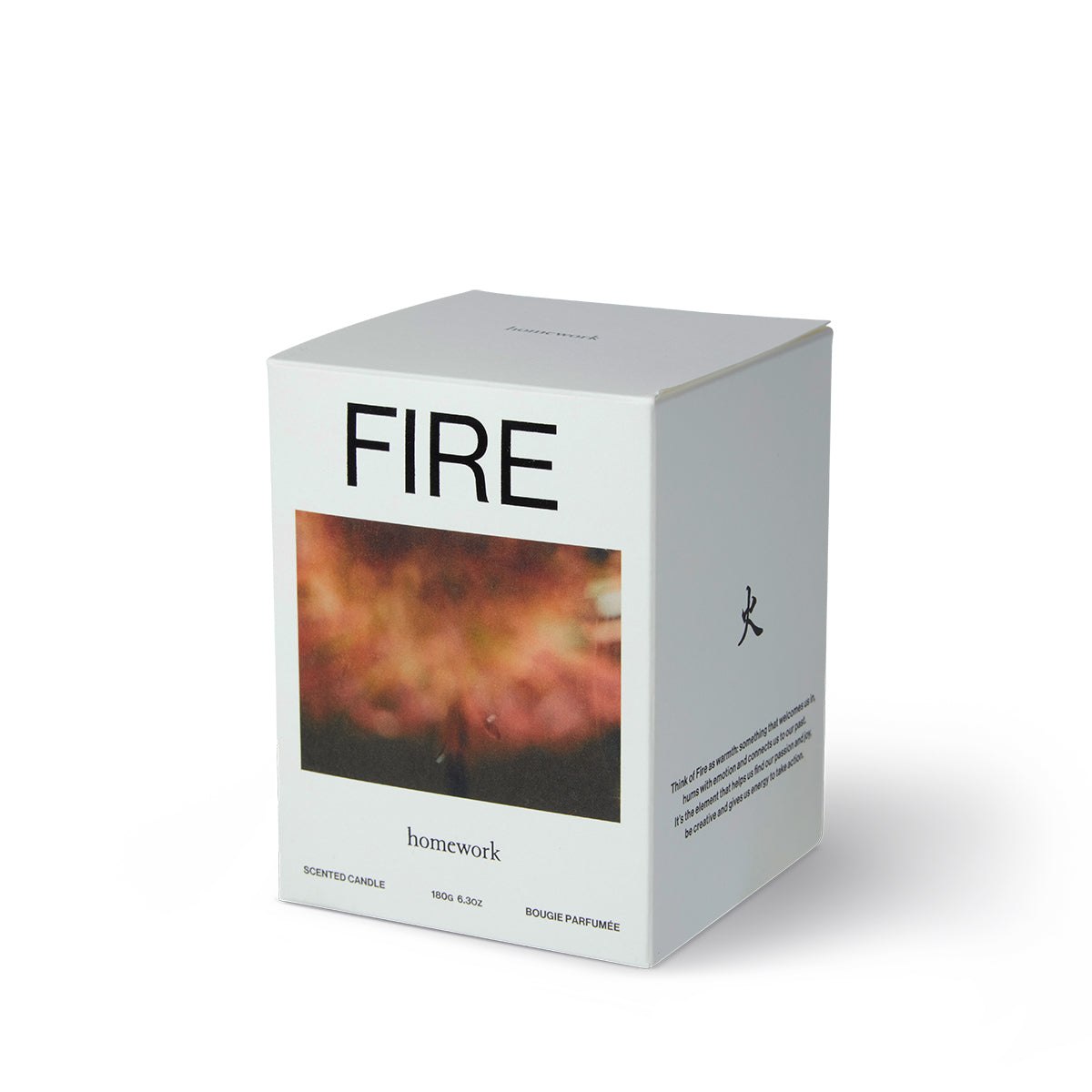 Homework Geurkaars Fire – 180g – Een 100% natuurlijke kaars, handgemaakt in het VK, met een zijdezacht mengsel van koolzaad- en kokoswas. Geparfumeerd met verantwoord verkregen etherische oliën, biedt deze kaars een geurprofiel van rook, hout, specerij en citrus. Geplaatst in een glazen pot met deksel die na gebruik hergebruikt kan worden. Palmvrij en veganistisch. Brandduur: 35–40 uur.