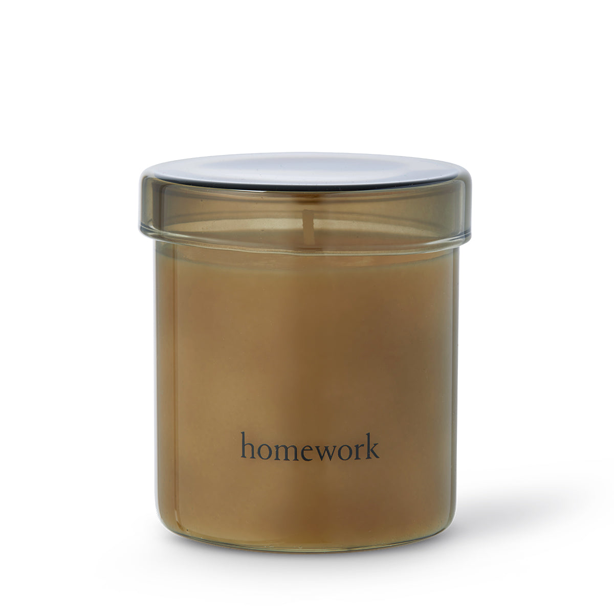 Homework Geurkaars Fire – 180g – Een 100% natuurlijke kaars, handgemaakt in het VK, met een zijdezacht mengsel van koolzaad- en kokoswas. Geparfumeerd met verantwoord verkregen etherische oliën, biedt deze kaars een geurprofiel van rook, hout, specerij en citrus. Geplaatst in een glazen pot met deksel die na gebruik hergebruikt kan worden. Palmvrij en veganistisch. Brandduur: 35–40 uur.