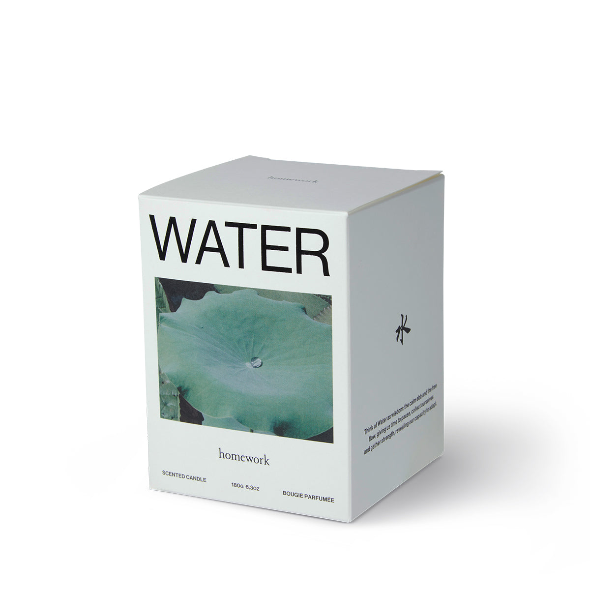 Homework Geurkaars Water – 180g – Een 100% natuurlijke kaars, handgemaakt in het VK, met een zijdezacht mengsel van koolzaad- en kokoswas. Geparfumeerd met verantwoord verkregen etherische oliën, biedt deze kaars een geurprofiel van citrus, water, hout en specerijen. Geplaatst in een glazen pot met deksel die na gebruik hergebruikt kan worden. Palmvrij en veganistisch. Brandduur: 35–40 uur.