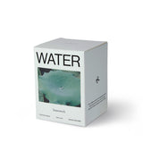 Homework Geurkaars Water – 180g – Een 100% natuurlijke kaars, handgemaakt in het VK, met een zijdezacht mengsel van koolzaad- en kokoswas. Geparfumeerd met verantwoord verkregen etherische oliën, biedt deze kaars een geurprofiel van citrus, water, hout en specerijen. Geplaatst in een glazen pot met deksel die na gebruik hergebruikt kan worden. Palmvrij en veganistisch. Brandduur: 35–40 uur.