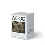 Homework Geurkaars Wood – 180g – Een 100% natuurlijke kaars, handgemaakt in het VK, met een zijdezacht mengsel van koolzaad- en kokoswas. Geparfumeerd met 100% verantwoord verkregen etherische oliën, biedt deze kaars een geurprofiel van hout, aarde, mos en groen. Geplaatst in een glazen pot met deksel die na gebruik hergebruikt kan worden. Palmvrij en veganistisch. Brandduur: 35–40 uur.
